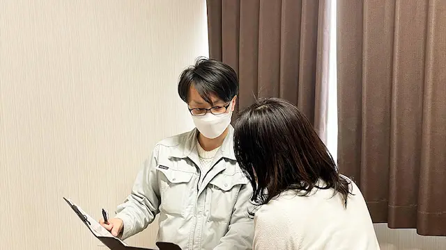 担当者がお客様にお見積もり内容を説明している様子